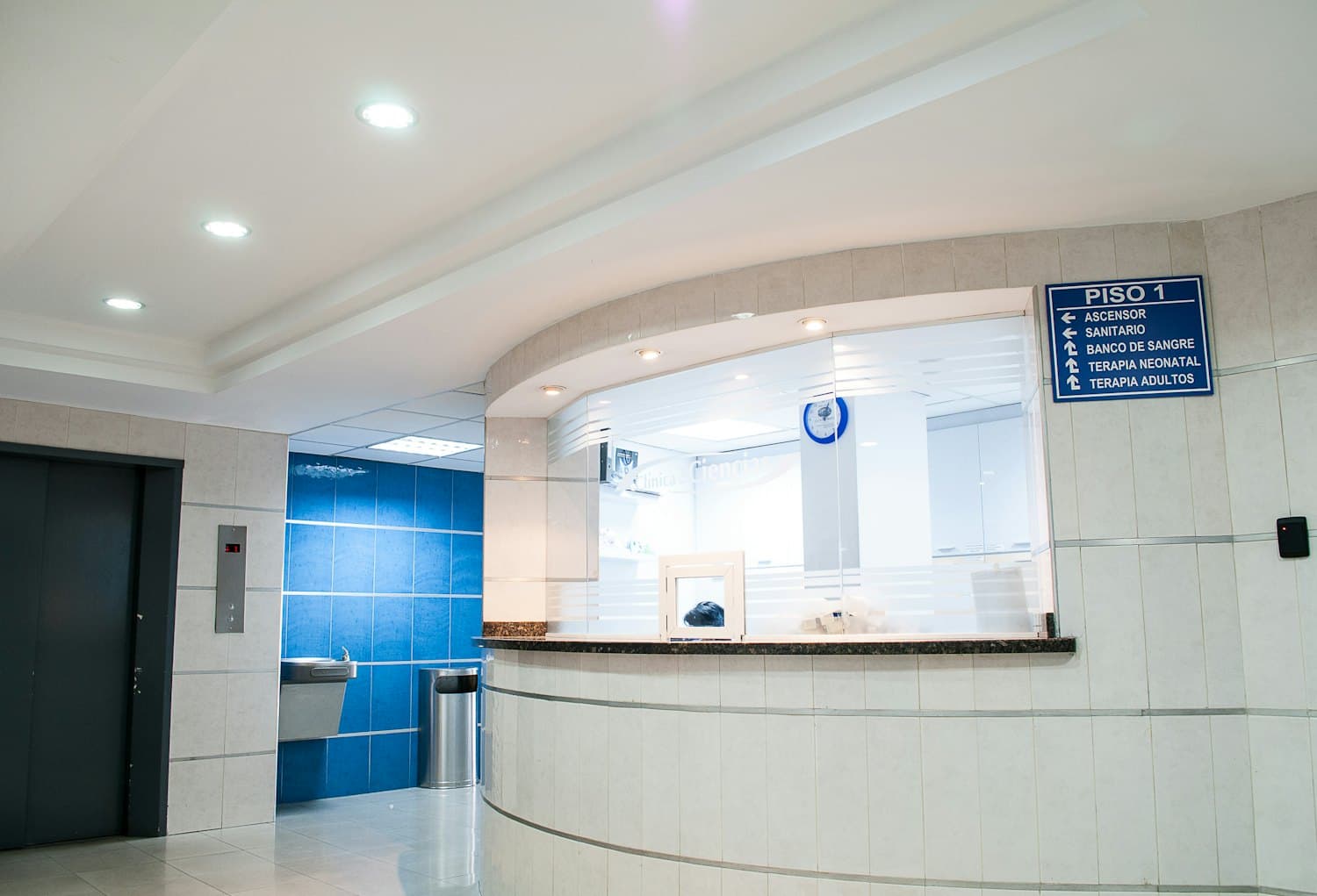 Bir klinik resepsiyon alanı
