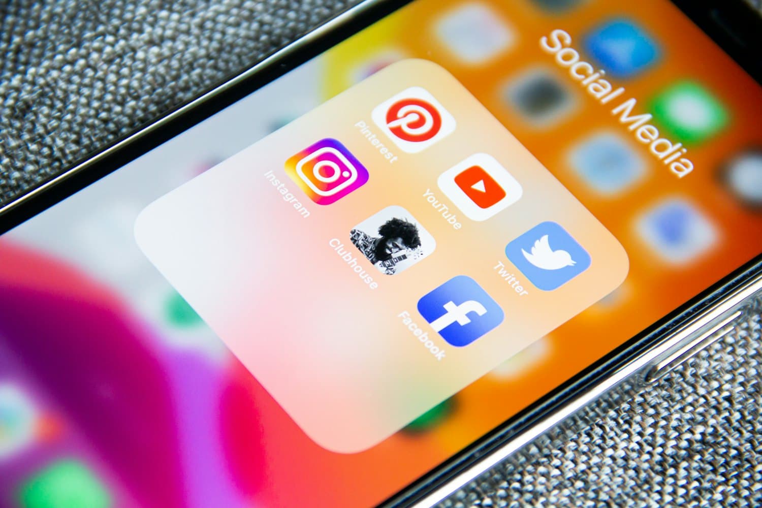 Sosyal medya uygulamalarının bulunduğu bir telefon ekranı