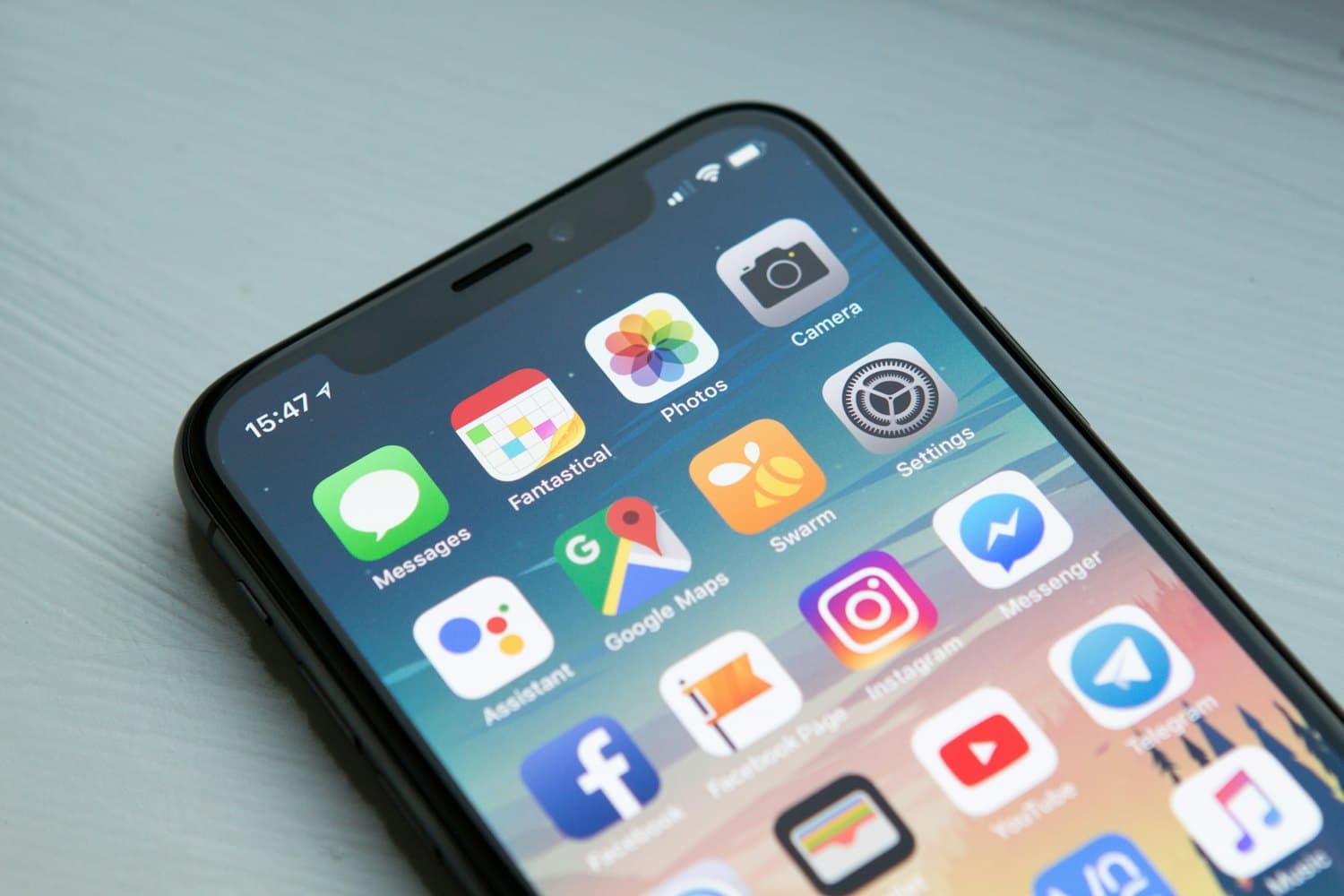 Uygulamaların yer aldığı bir telefon ana ekranı