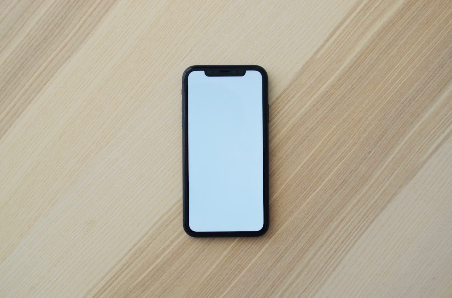 Ahşap bir yüzeyde duran akıllı telefon